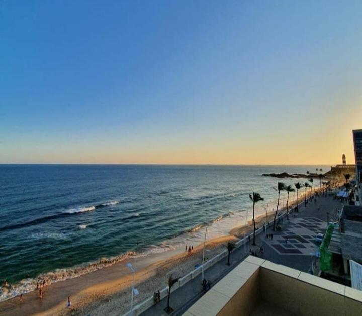 Belíssimo Flat direto na praia da Barra - Flat beira mar no circuito do Carnaval Salvador de Bahía Exterior foto